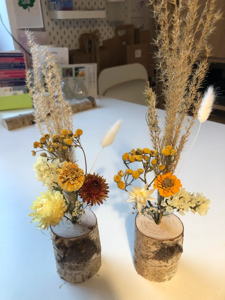 boomstam met mini boeketje geeltinten.webp