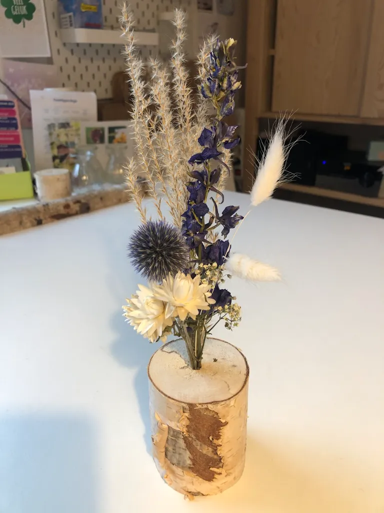 boomstam met mini boeketje blauwtinten.webp