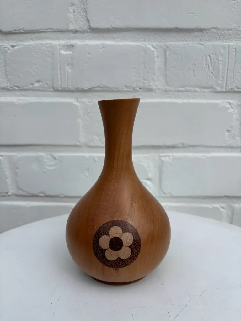 Houtwerk: vaas (met bloem)