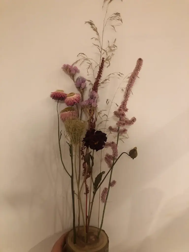 Bloemen in brievenbusdoos