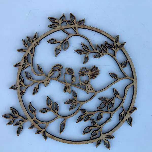 Houtwerk: bloemencirkel (zwart hout)