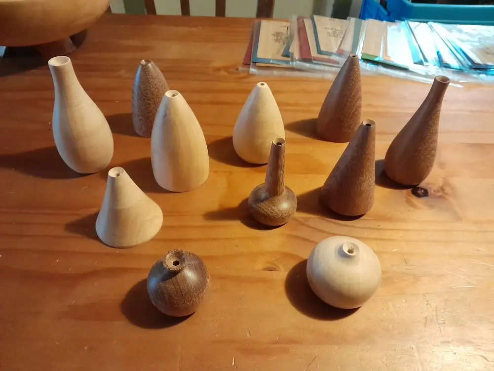 Houtwerk: vaasjes (natuur) (klein, licht hout)